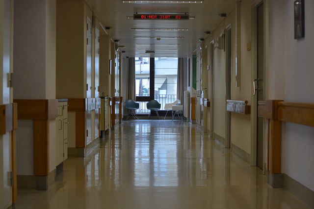 Kórházi folyosó