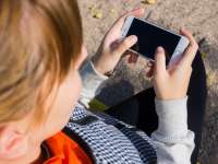 Púposak lehetnek a telefonfüggő gyerekek